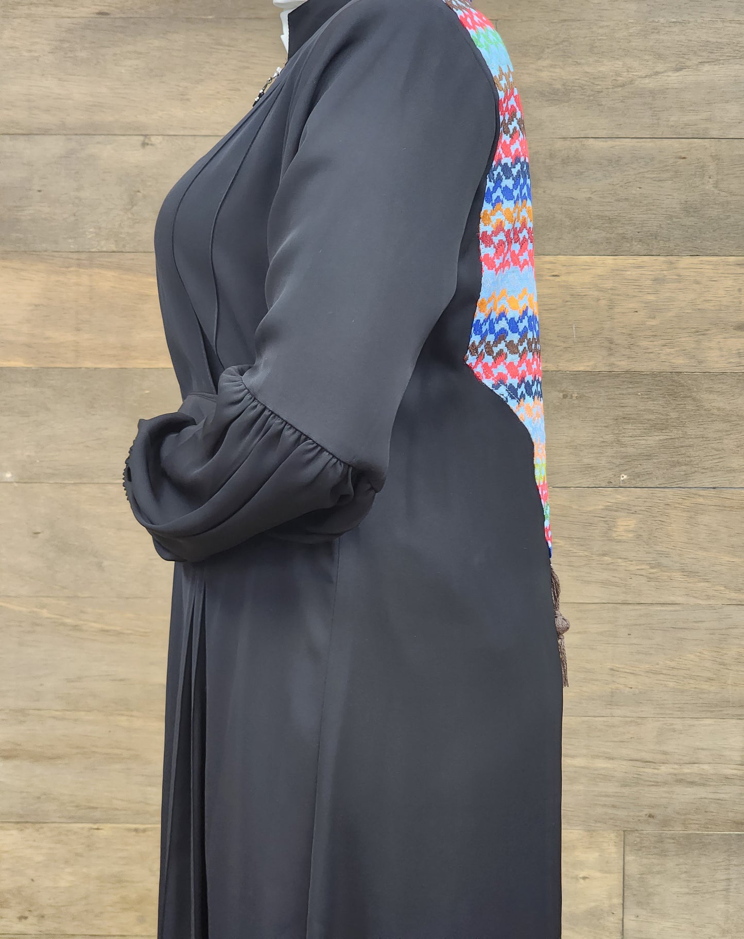 Abaya with colored keffiyeh back accent